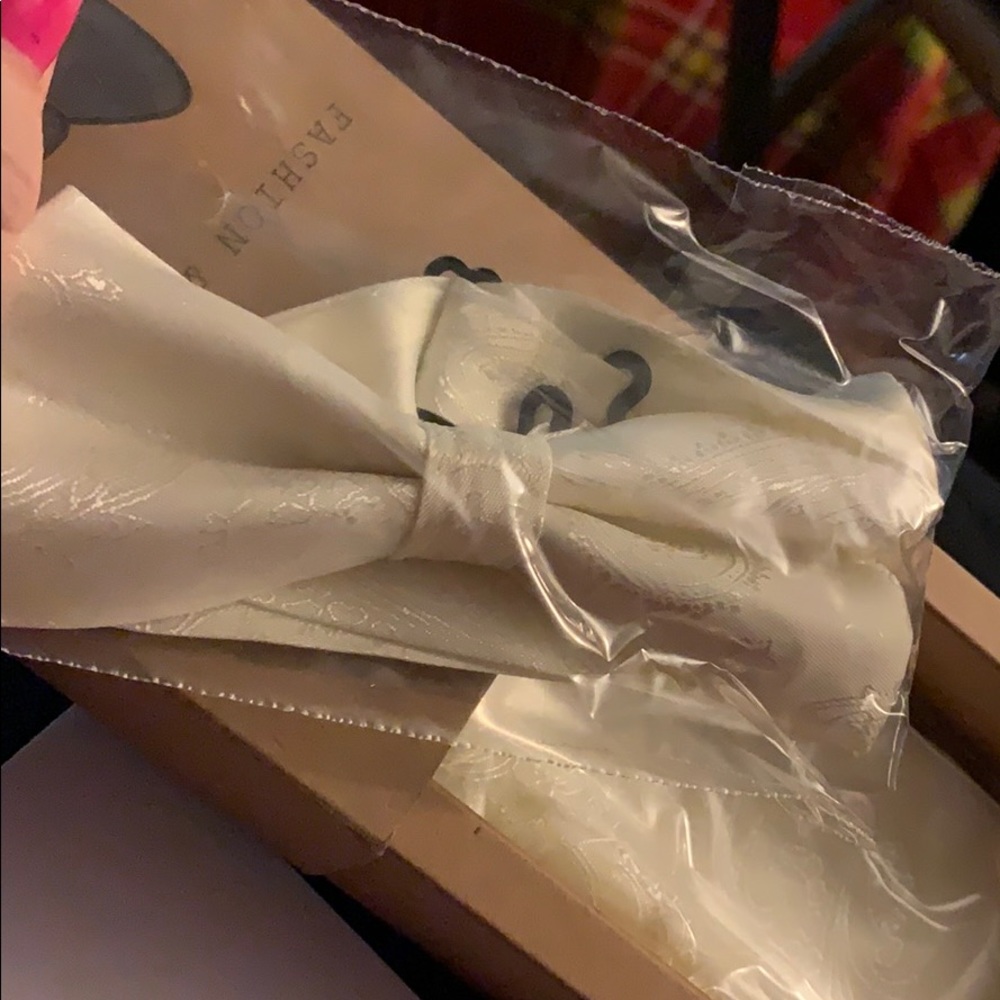 NWT Off White Mens bow tie and pocket square